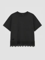Vista frontal camiseta marca Faaia de color negro con corte crop para mujer y con puntilla valenciana insertada en el bajo.