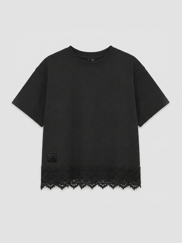 Vista frontal camiseta marca Faaia de color negro con corte crop para mujer y con puntilla valenciana insertada en el bajo.