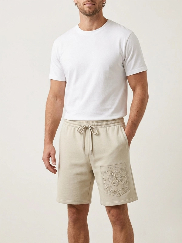 Hombre joven modelo posando con pantalon corto en color tierra de la marca Faia moda