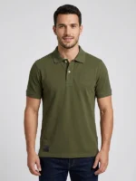 Hombre joven con cabello moreno posando con un polo piqué de la marca Faaia con bordado ornamental en el pecho.
