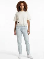 Mujer joven modelo posando con camiseta crop blanca con puntilla.