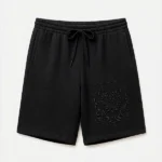 Pantalón corto negro para hombre con bordado en pernera izquierda marca Faaia.