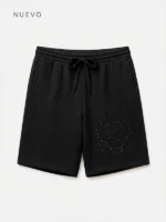 Pantalón corto negro para hombre con bordado en pernera izquierda marca Faaia.