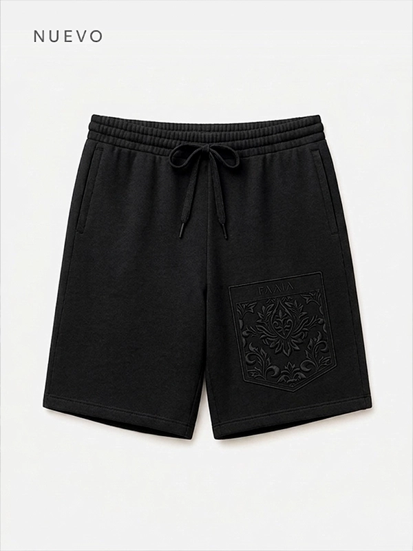 Pantalones con bordados sofisticados marca Faaia Pantalón corto negro para hombre con bordado en pernera izquierda marca Faaia.