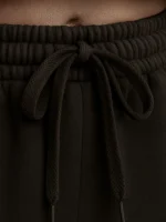 Detalle nudo de pantalón corto color negro marca Faaia