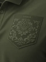 Primer plano de bordado ornamental en verde militar al tono para polo marca Faaia