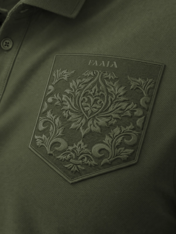 Primer plano de bordado ornamental en verde militar al tono para polo marca Faaia