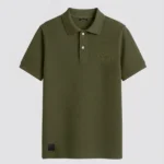 Polo piqué color verde militar con bordado en el pecho marca Faaia