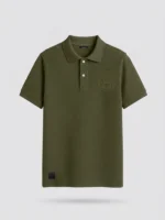 Polo piqué color verde militar con bordado en el pecho marca Faaia