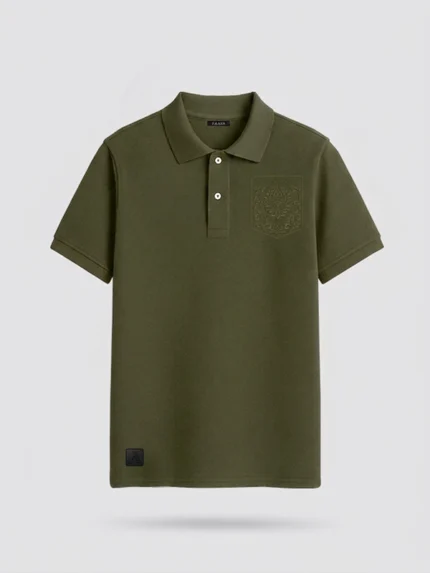 Polo piqué color verde militar con bordado en el pecho marca Faaia