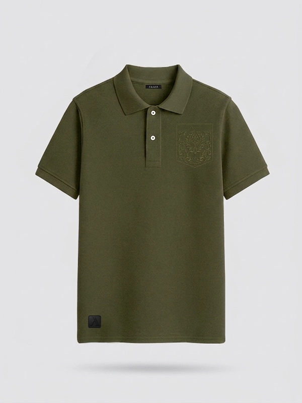 Polo piqué color verde militar con bordado en el pecho marca Faaia