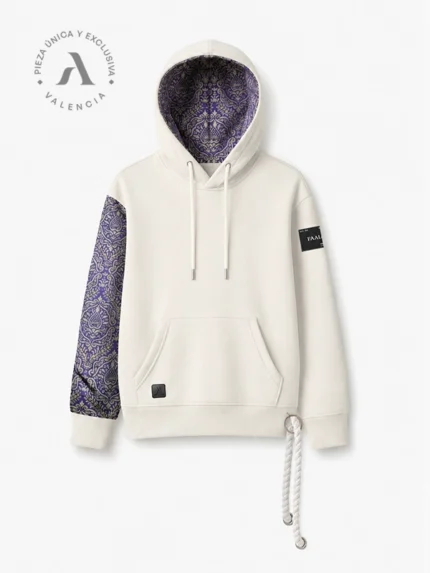 Sudadera marca faaia con damasco morado y plata en manga.