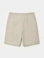 Plano trasero de pantalon corto color beige.
