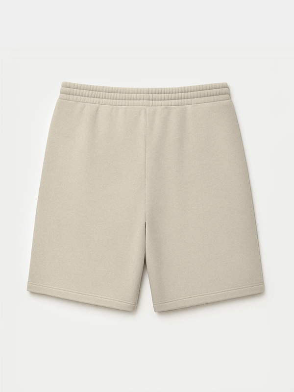 Plano trasero de pantalon corto color beige.