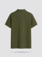Vista trasera de polo piqué en color verde militar marca Faaia