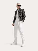 Hombre joven modelo posando con una chaqueta fabricada en brocatel negro y plata tejido en Valencia.