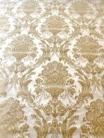 Plano zoom de tela damasco blanco con hilo en oro tejido en Valencia.