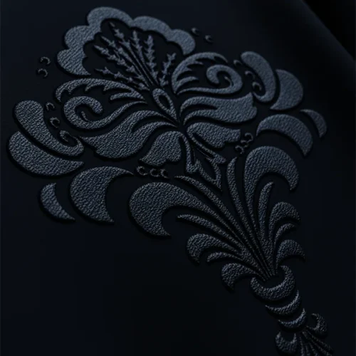 Dibujo de damasco valenciano bordado sofisticado y exclusivo sobre una sudadera azul marino marca Faaia.