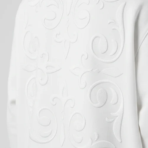 Ornamento valenciano bordado tono sobre tono en sudadera blanca Faaia.