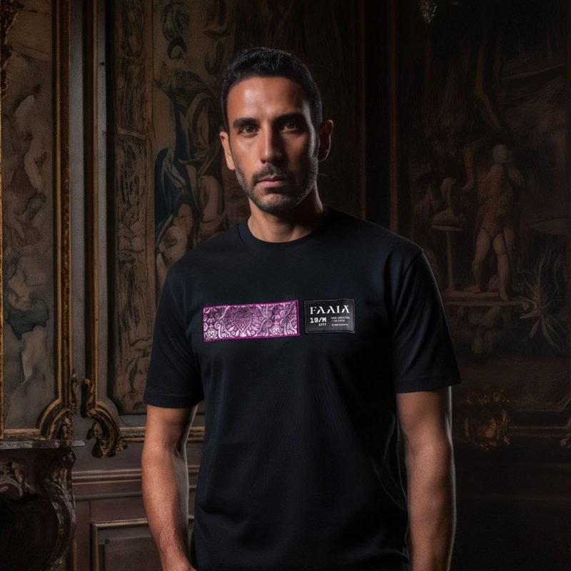 Hombre con la camiseta negra faaia de diseño con tela fallera auténtica fucsia y plata, en una sala clásica con marcos de cuadros dorados